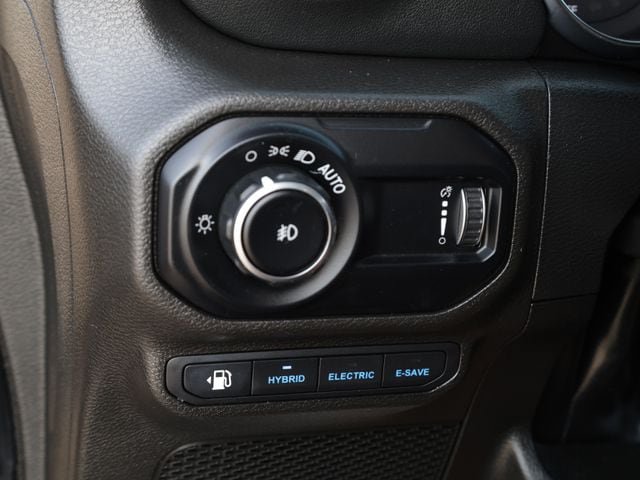 Used 2023 Jeep Wrangler Unlimited Sahara AWD/4WD image 24