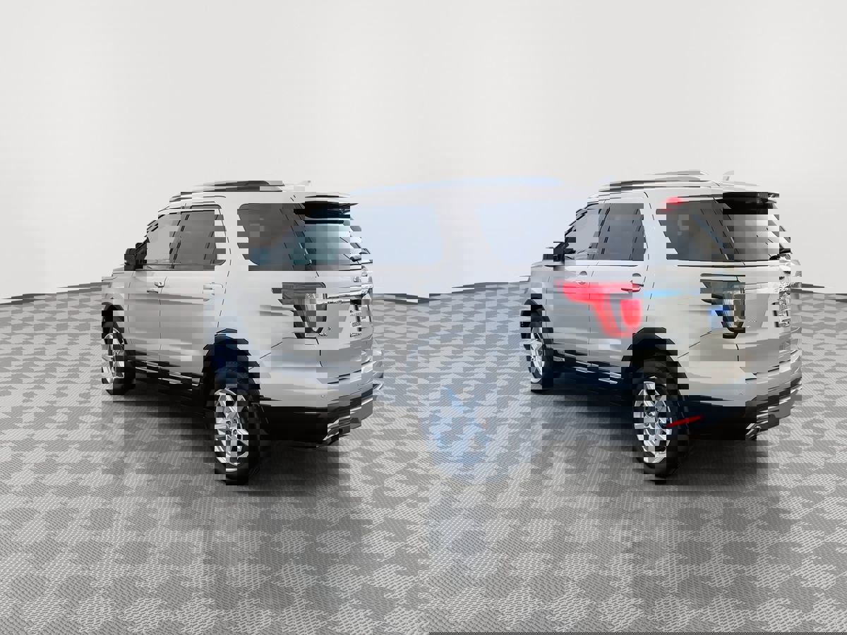 Used 2017 Ford Explorer XLT w/ Equipment Group 202A AWD/4WD image 5