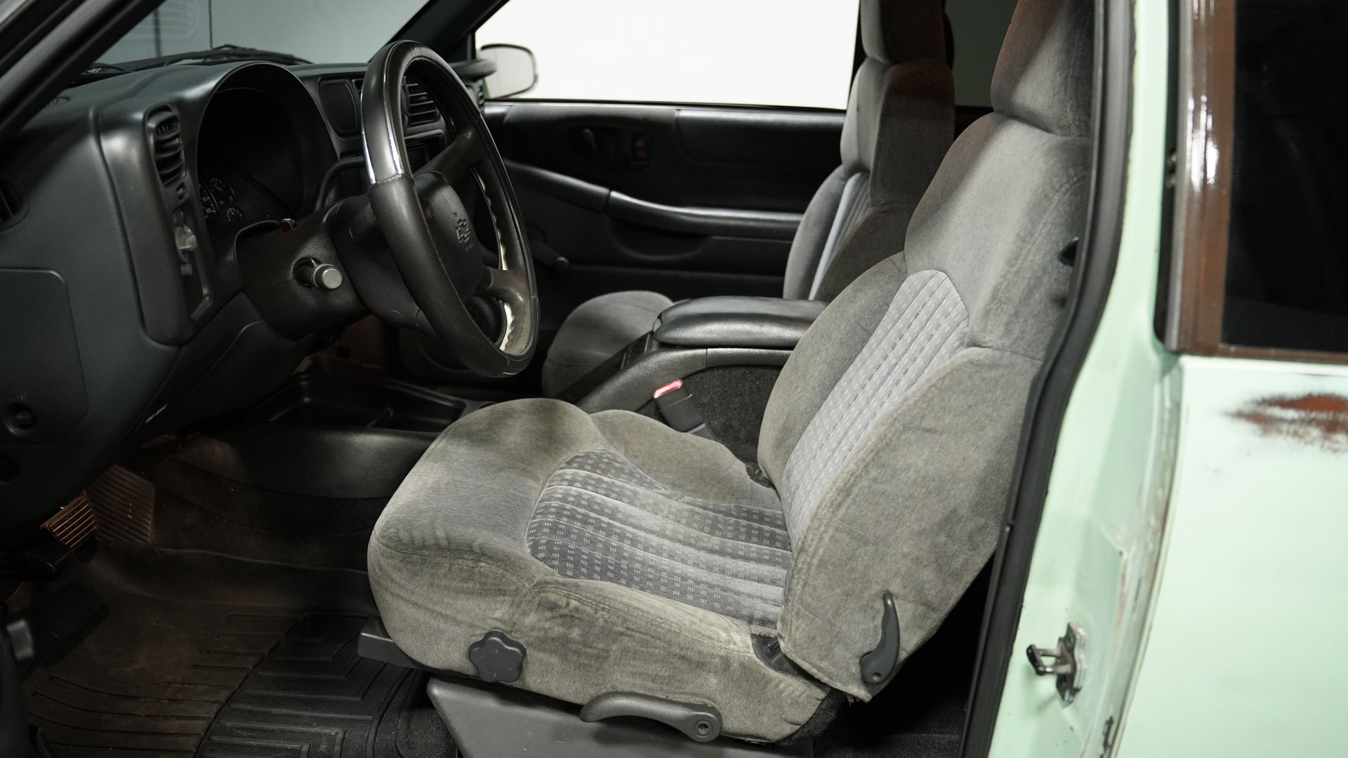 Used 2001 Chevrolet Blazer LS image 30