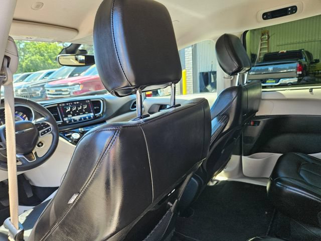 Used 2024 Chrysler Pacifica Touring-L FWD image 17