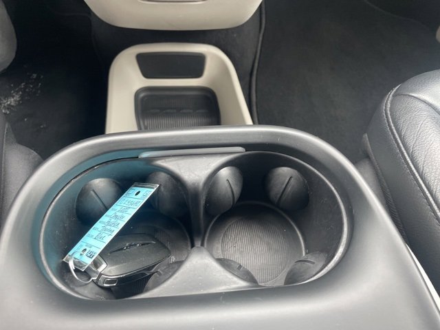 Used 2022 Chrysler Pacifica Touring-L image 29