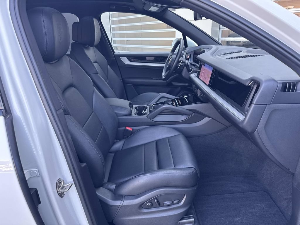 Used 2024 Porsche Cayenne w/ Premium Package AWD/4WD image 9