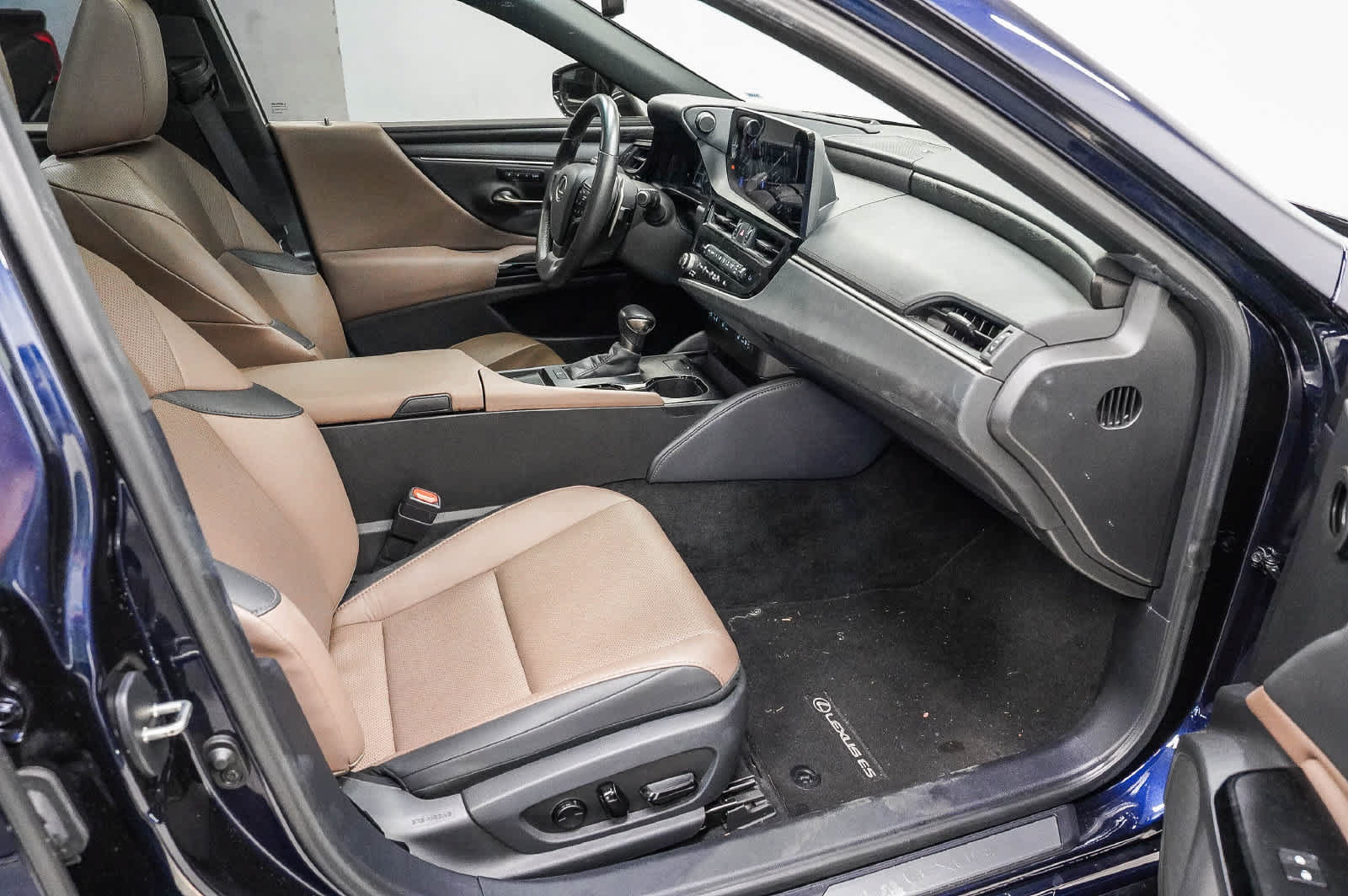 Used 2024 Lexus ES 350 w/ Premium Package FWD image 17