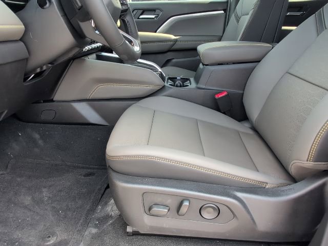 New 2026 Chevrolet Colorado ZR2 w/ Technology Package AWD/4WD image 11
