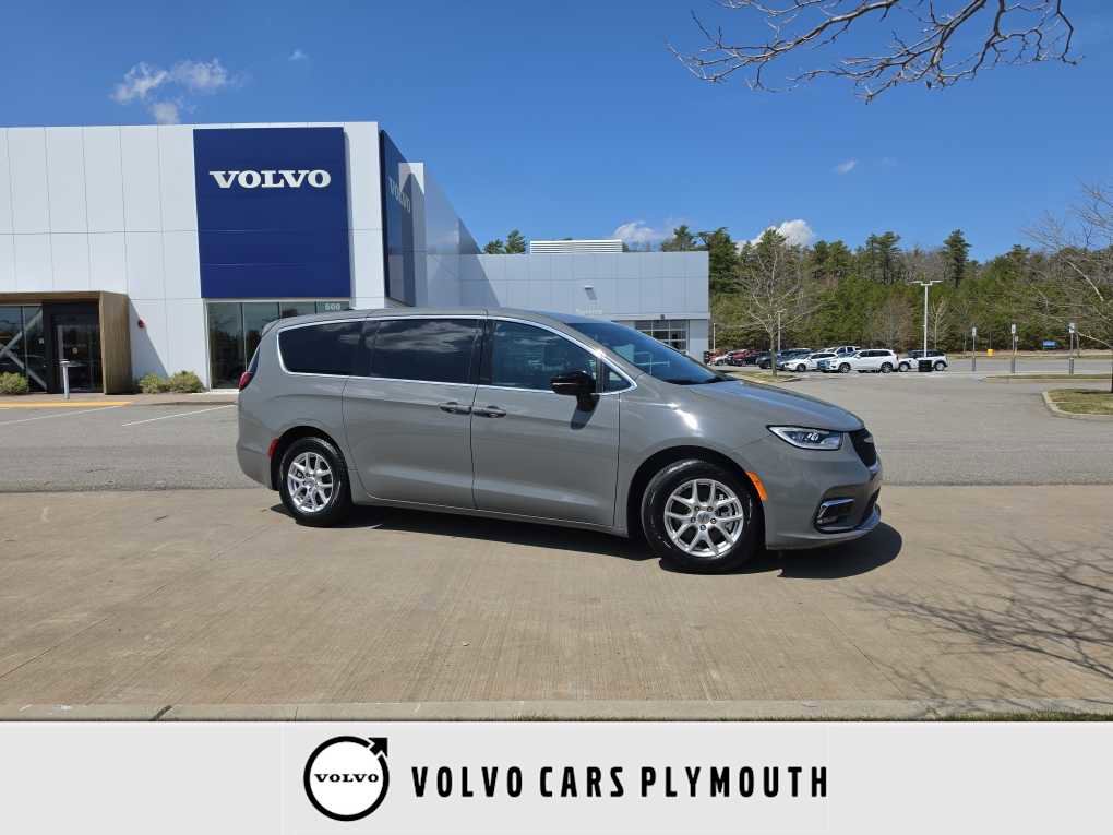 Used 2025 Chrysler Pacifica Select
