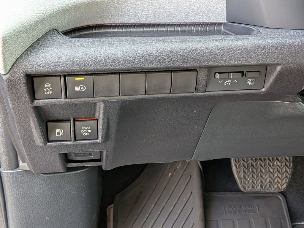 Used 2025 Toyota Sienna LE w/ LE Plus Package image 14