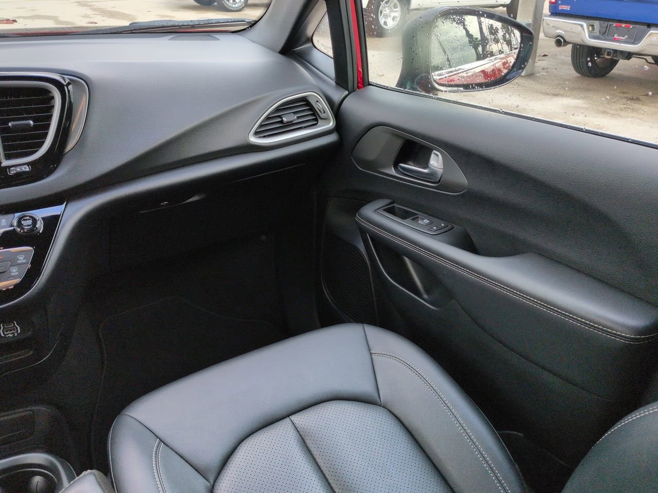 Used 2025 Chrysler Pacifica Select FWD image 16