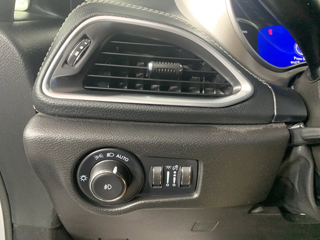 Used 2022 Chrysler Pacifica Limited w/ Uconnect Theater Family Group image 17