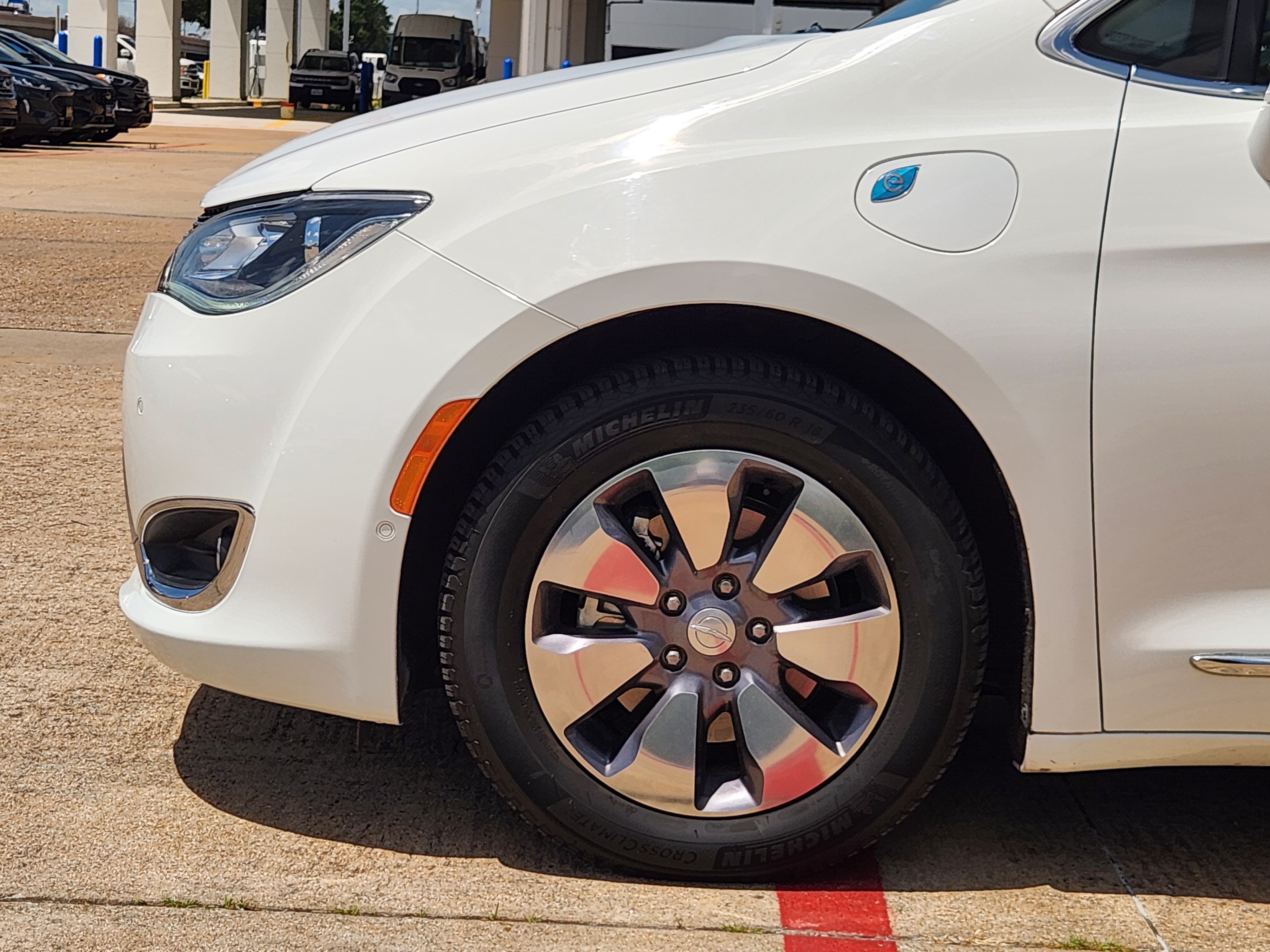 Used 2020 Chrysler Pacifica Limited w/ Advanced Safetytec Group FWD image 5