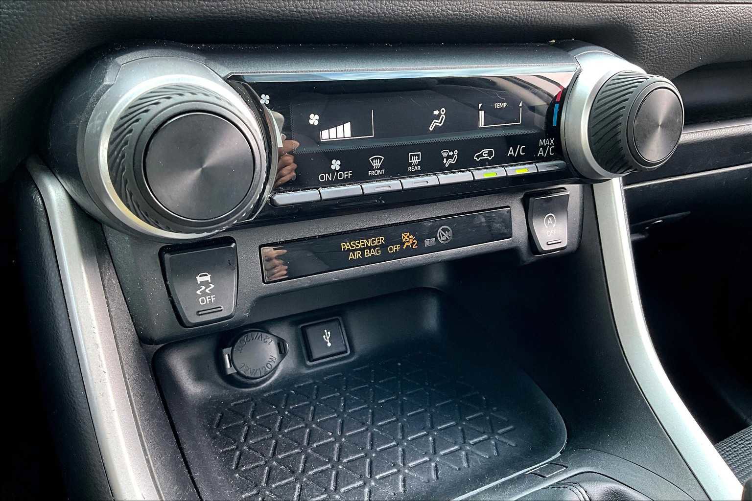 Used 2022 Toyota RAV4 LE image 34