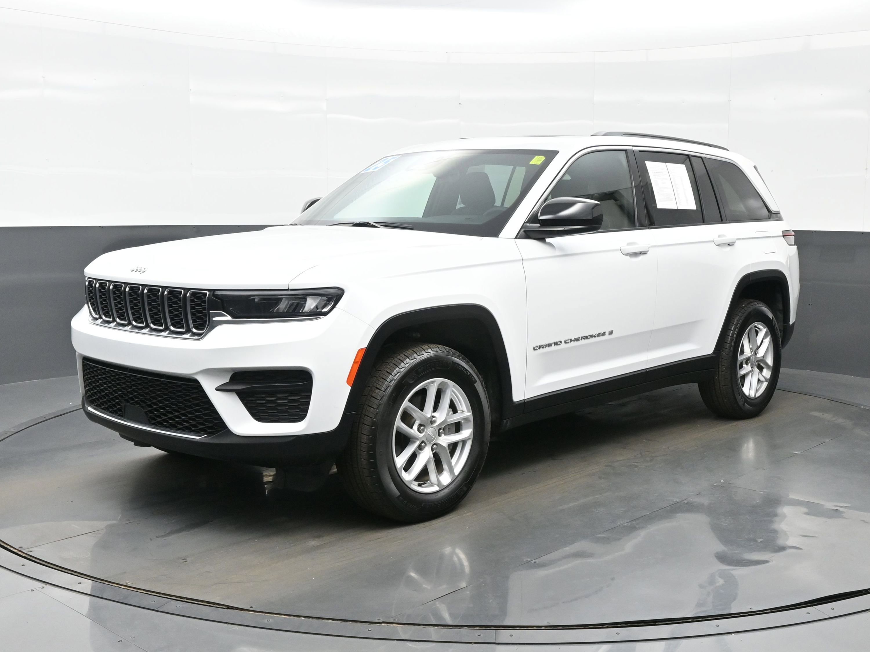 Used 2025 Jeep Grand Cherokee Laredo X w/ Luxury Tech Group I image 2