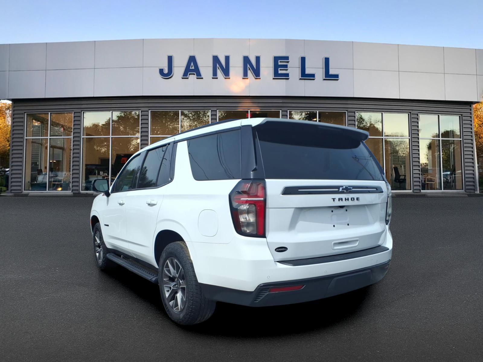 Used 2023 Chevrolet Tahoe Z71 w/ Luxury Package AWD/4WD image 7