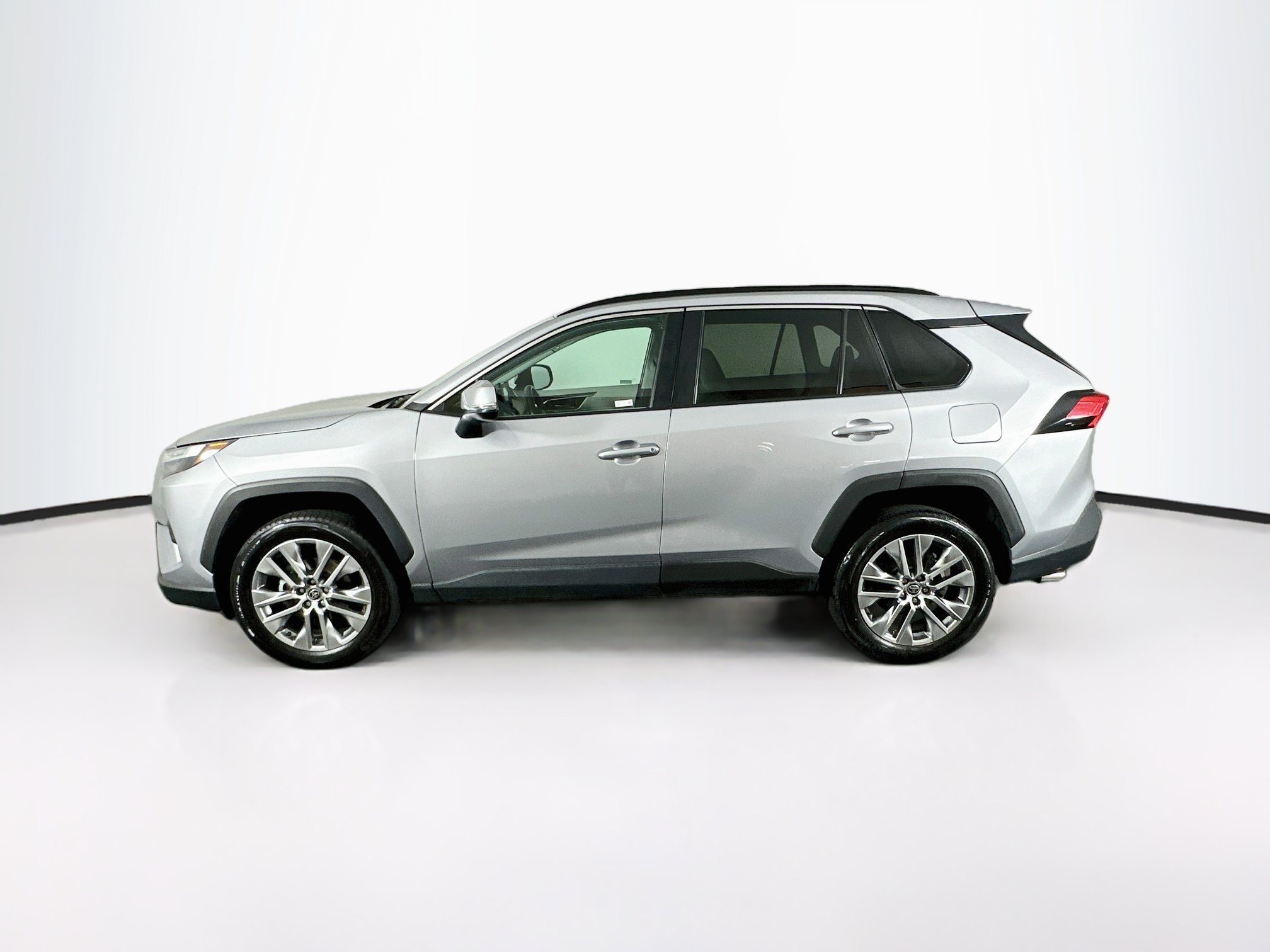 Used 2022 Toyota RAV4 XLE Premium FWD image 4