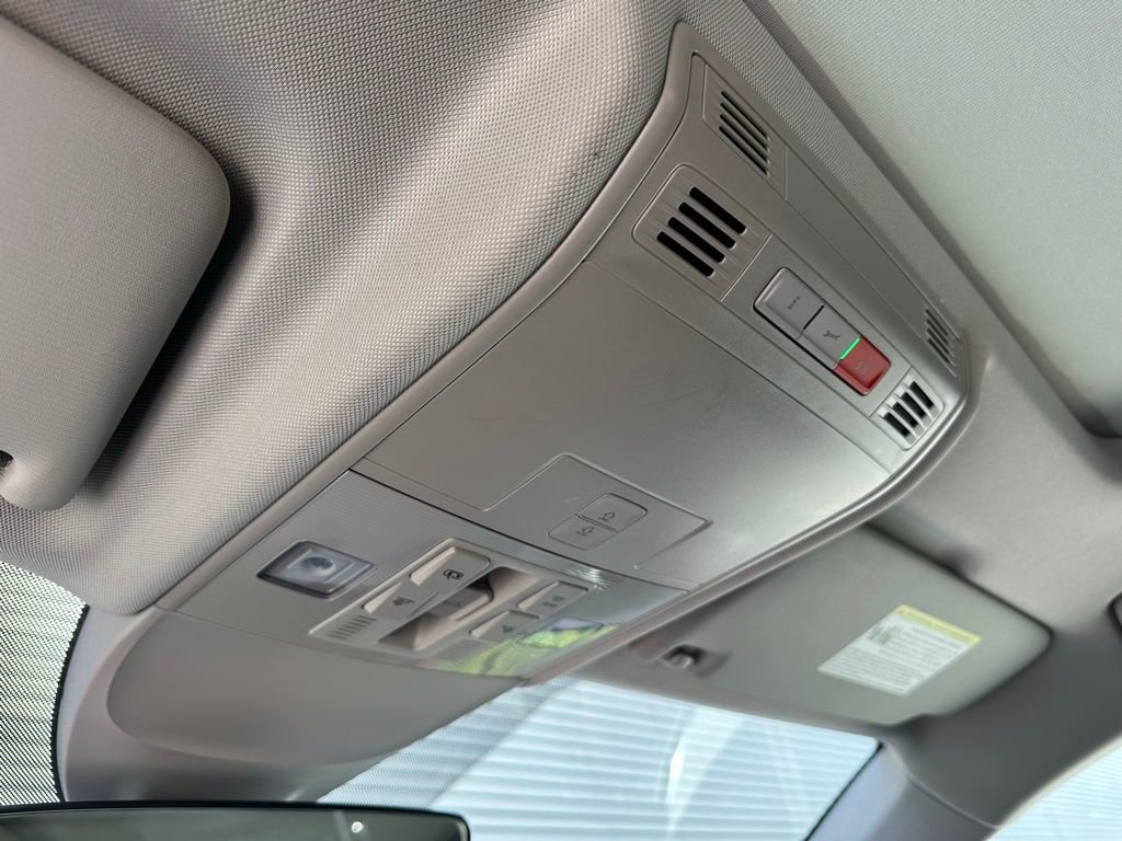 Used 2023 Volkswagen Taos SE image 33