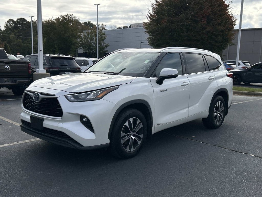 Used 2020 Toyota Highlander XLE AWD/4WD image 3