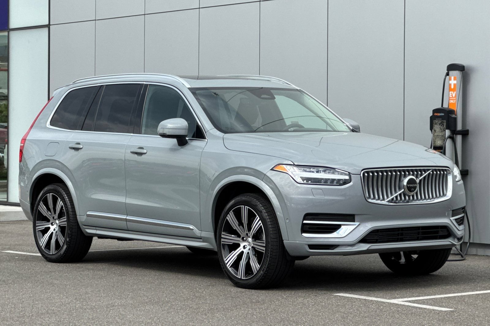 Used 2025 Volvo XC90 T8 Plus w/ Protection Package Premier AWD/4WD image 7