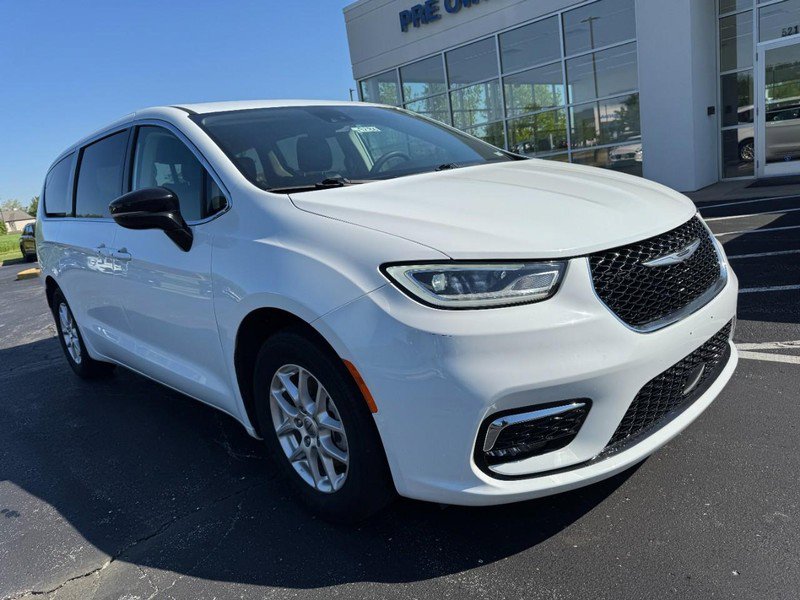 Used 2024 Chrysler Pacifica Touring-L FWD image 2