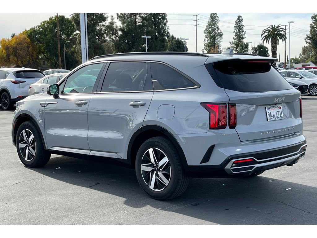 Used 2022 Kia Sorento EX w/ Panoramic Sunroof Package image 4