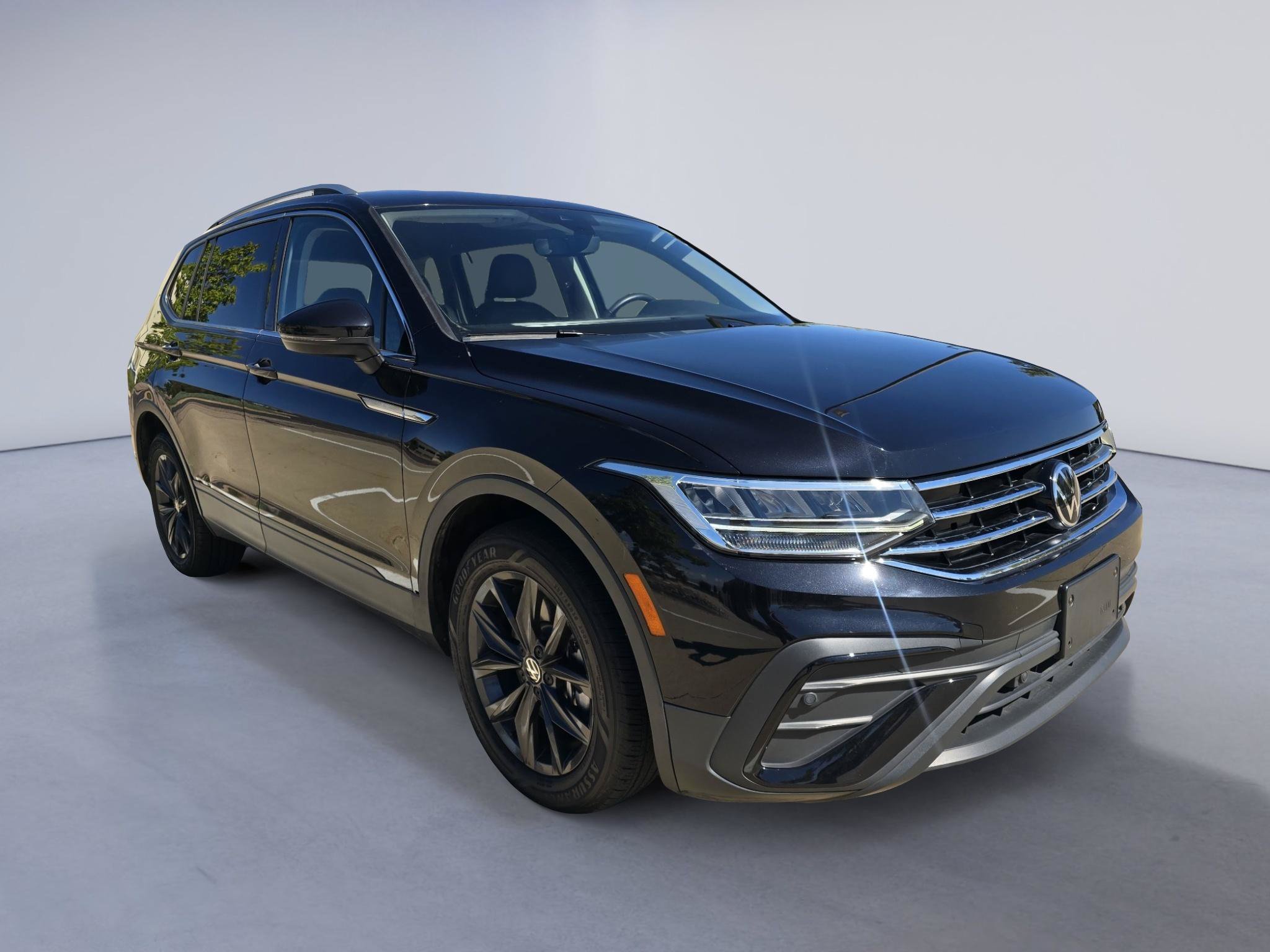 Used 2024 Volkswagen Tiguan SE AWD/4WD image 8