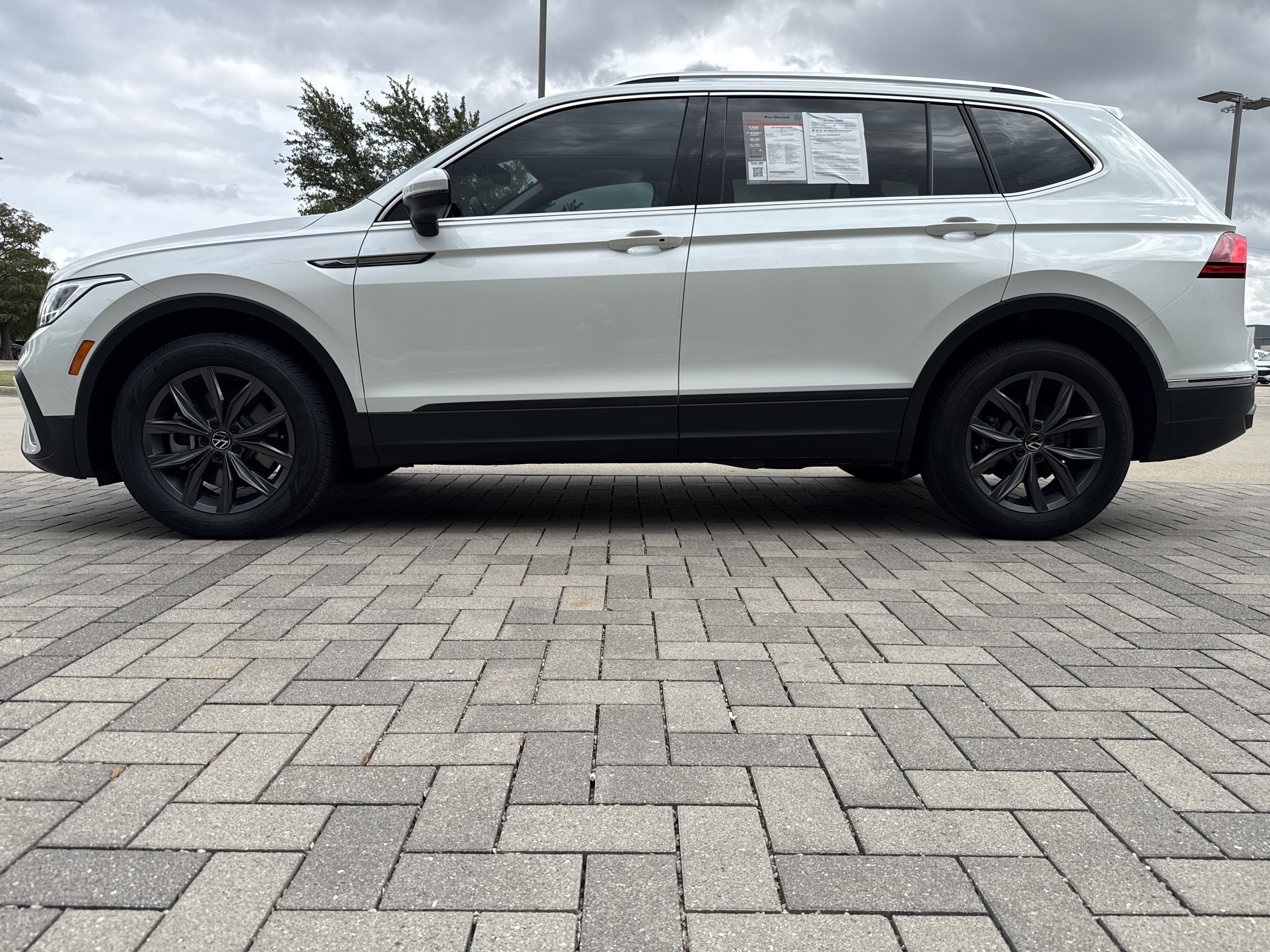 Certified 2023 Volkswagen Tiguan SE w/ Panoramic Sunroof Package FWD image 6