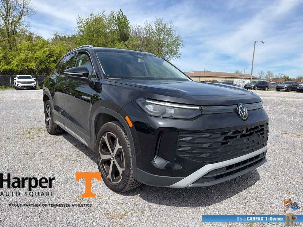 Used 2025 Volkswagen Tiguan SE w/ Panoramic Sunroof Package image 7