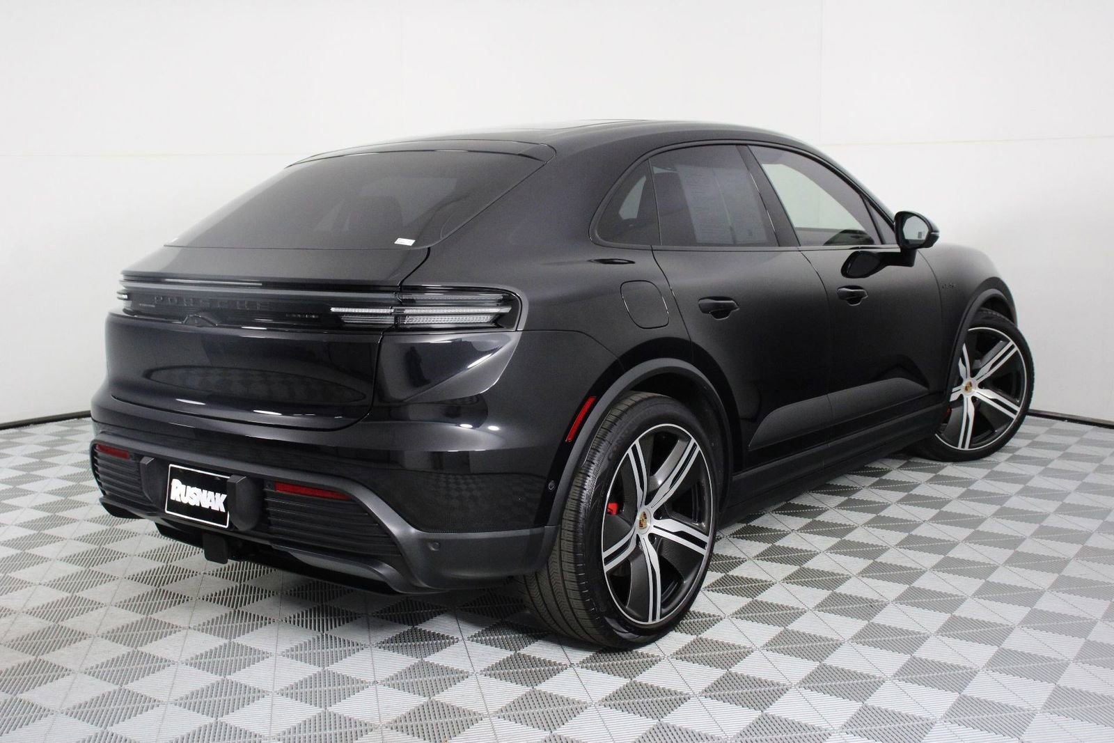 Certified 2025 Porsche Macan 4S Electric image 7