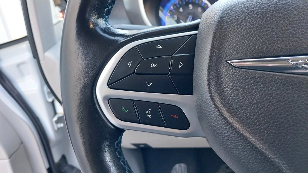 Used 2021 Chrysler Pacifica Touring-L image 23