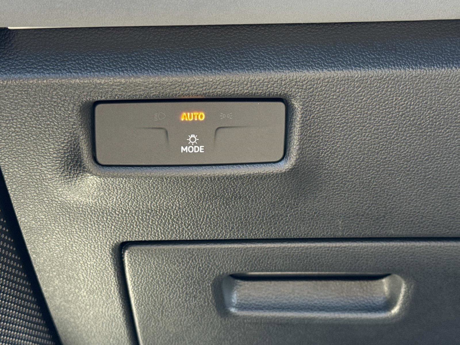 Used 2025 Volkswagen Tiguan SE image 12