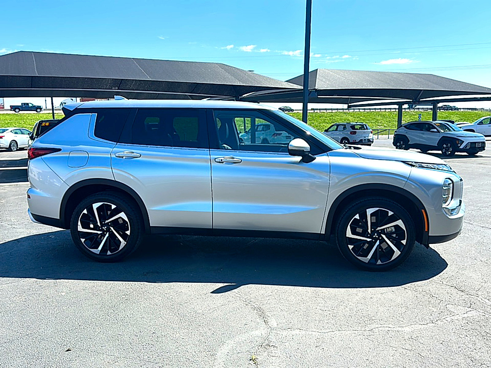 Used 2024 Mitsubishi Outlander SE image 9