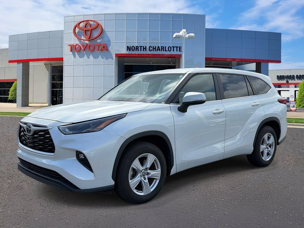 Used 2023 Toyota Highlander LE FWD image 4