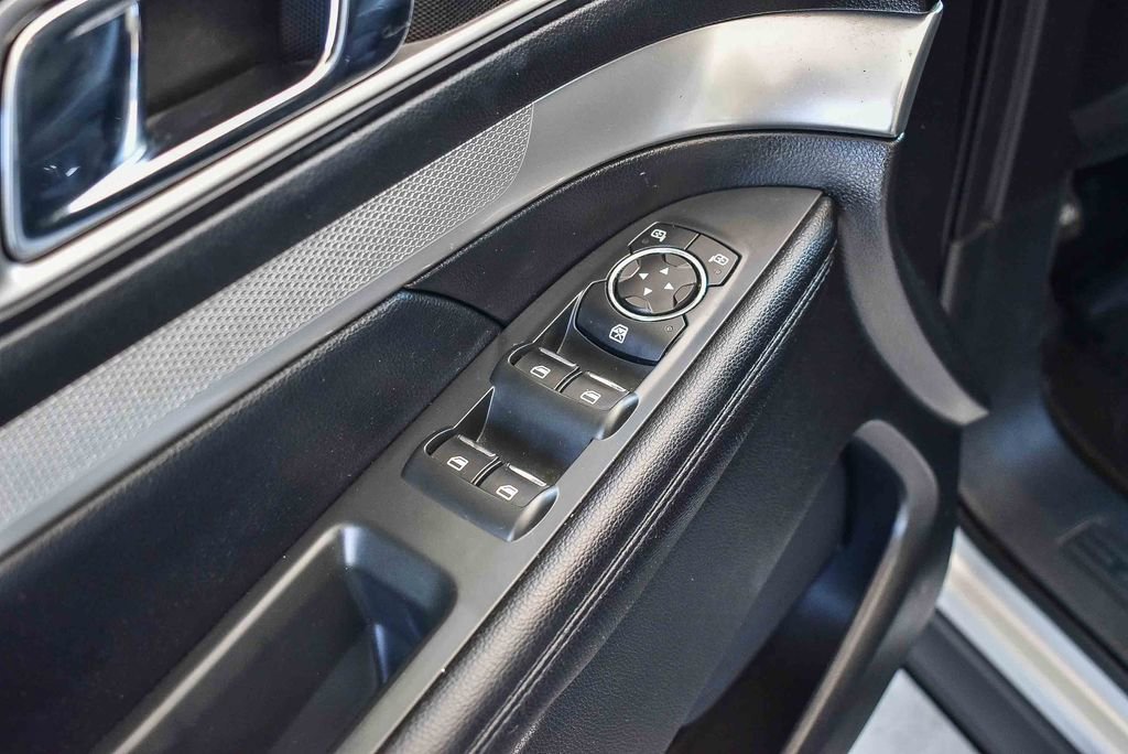 Used 2017 Ford Explorer XLT image 19