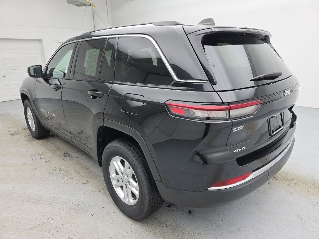 Used 2023 Jeep Grand Cherokee Laredo image 9