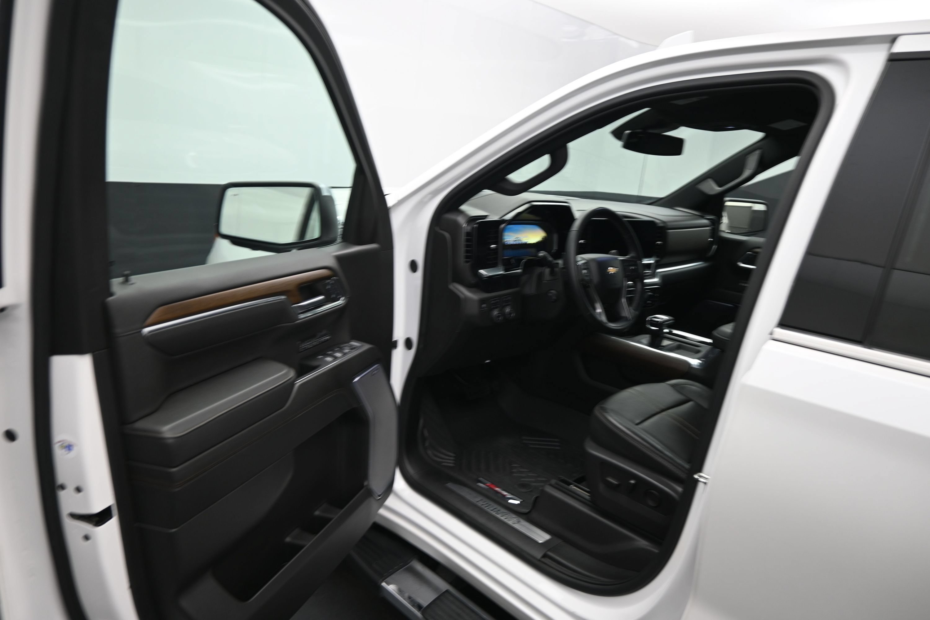Used 2024 Chevrolet Silverado 1500 High Country w/ Z71 Off-Road Package AWD/4WD image 20