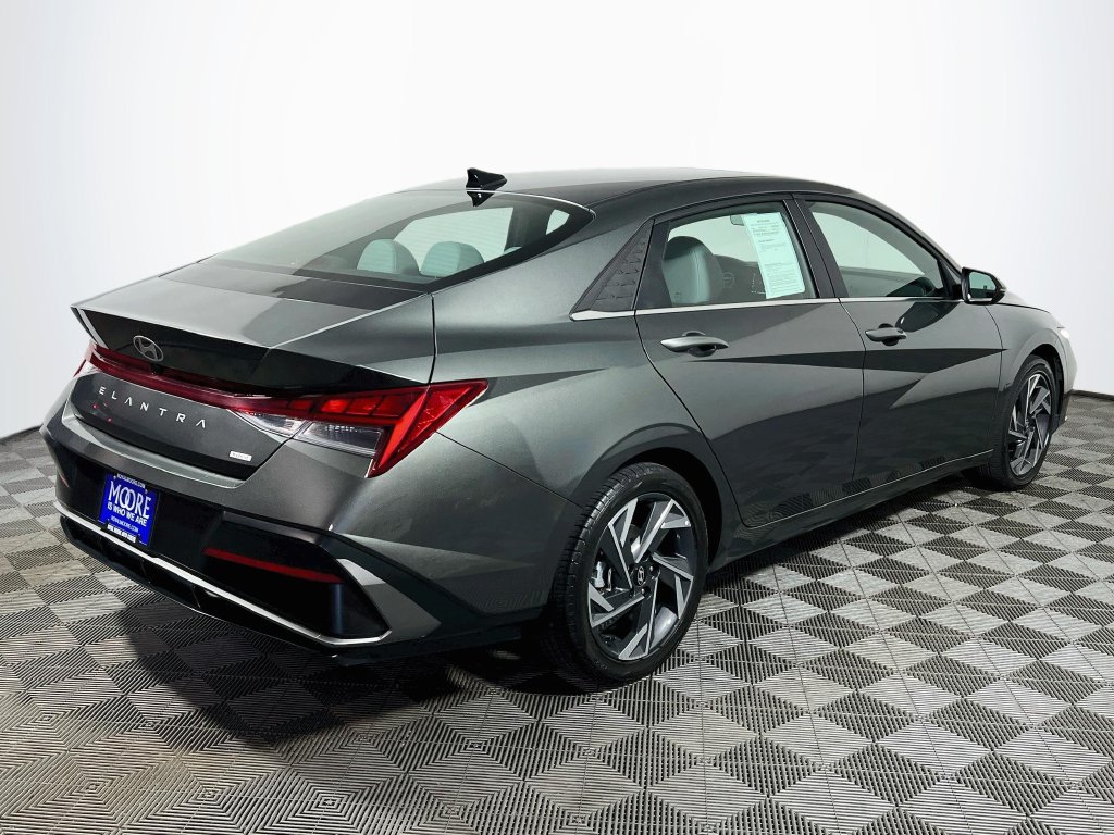 Used 2025 Hyundai Elantra Limited FWD image 7