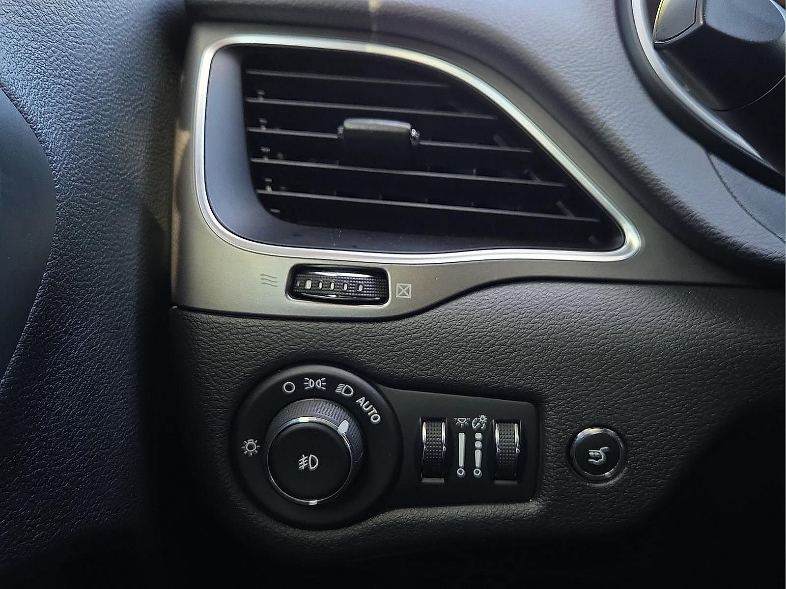 Used 2019 Jeep Cherokee Latitude Plus w/ Comfort/Convenience Group FWD image 19