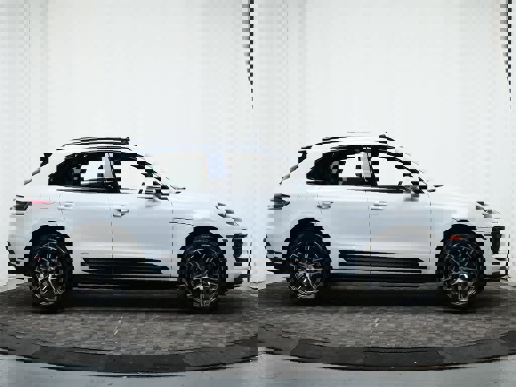 Used 2025 Porsche Macan image 8