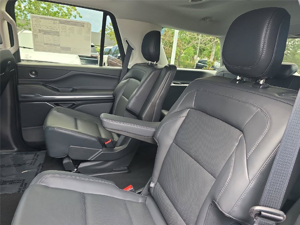 New 2027 Lincoln Navigator Premiere RWD image 12