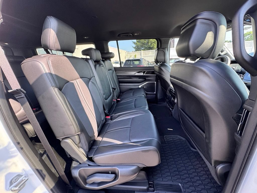 Used 2024 Jeep Wagoneer L Series II w/ Flexible Seating Group RWD image 21