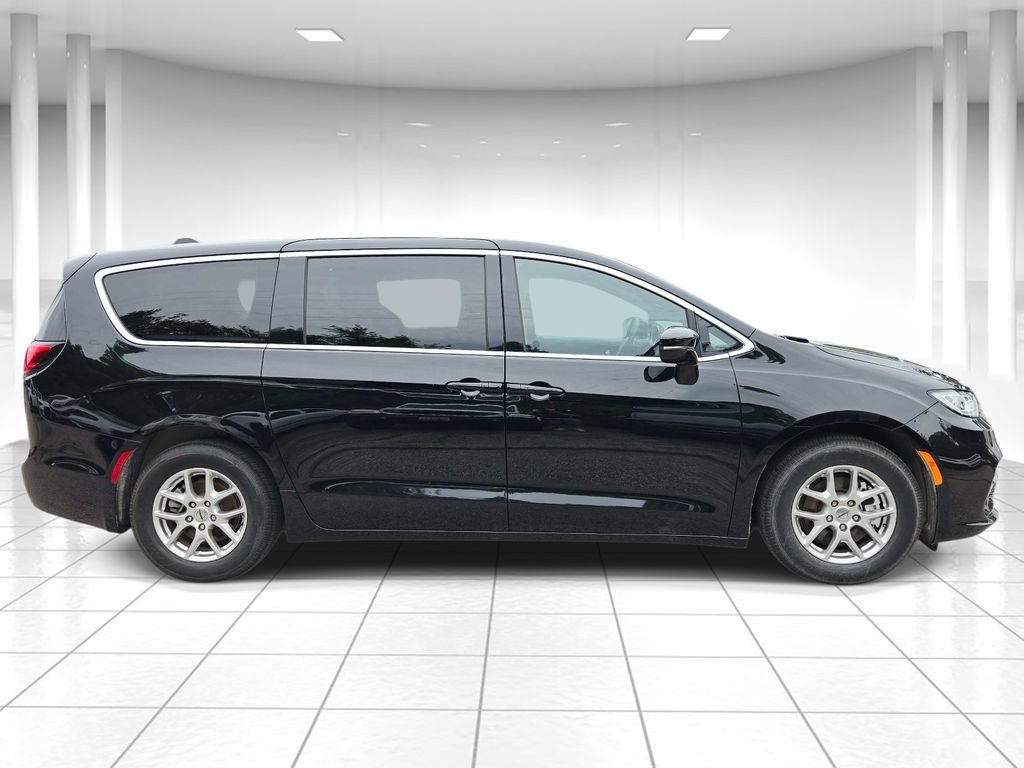 Used 2025 Chrysler Pacifica Select FWD image 2
