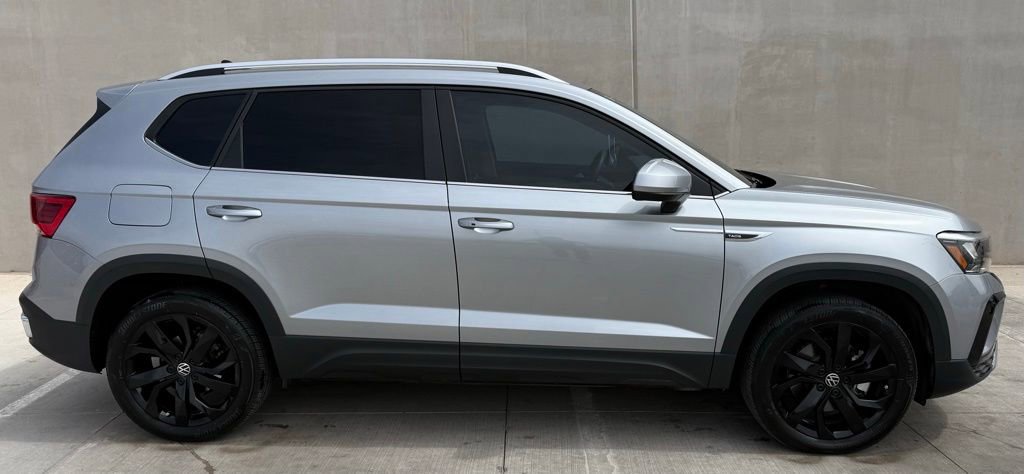 Used 2024 Volkswagen Taos SE w/ Panoramic Sunroof Package FWD image 3
