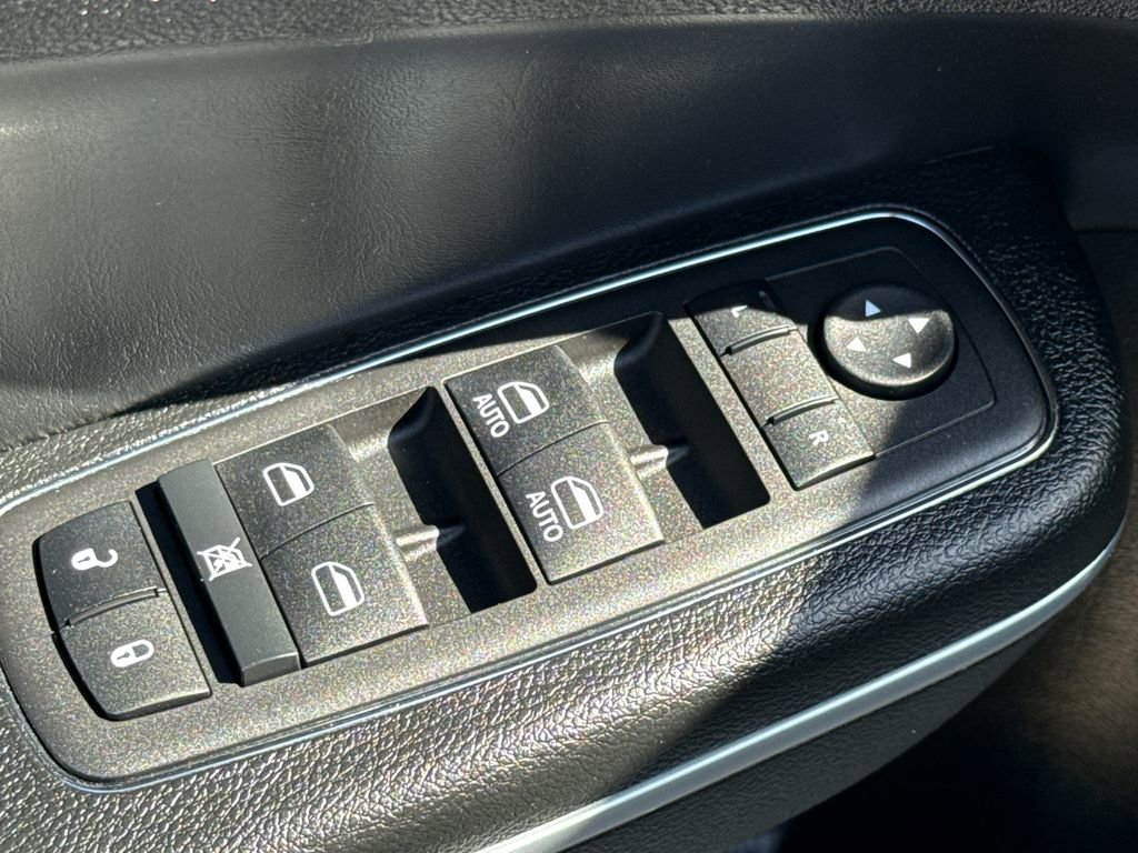 Used 2023 Chrysler 300 Touring w/ Sport Appearance Package image 19