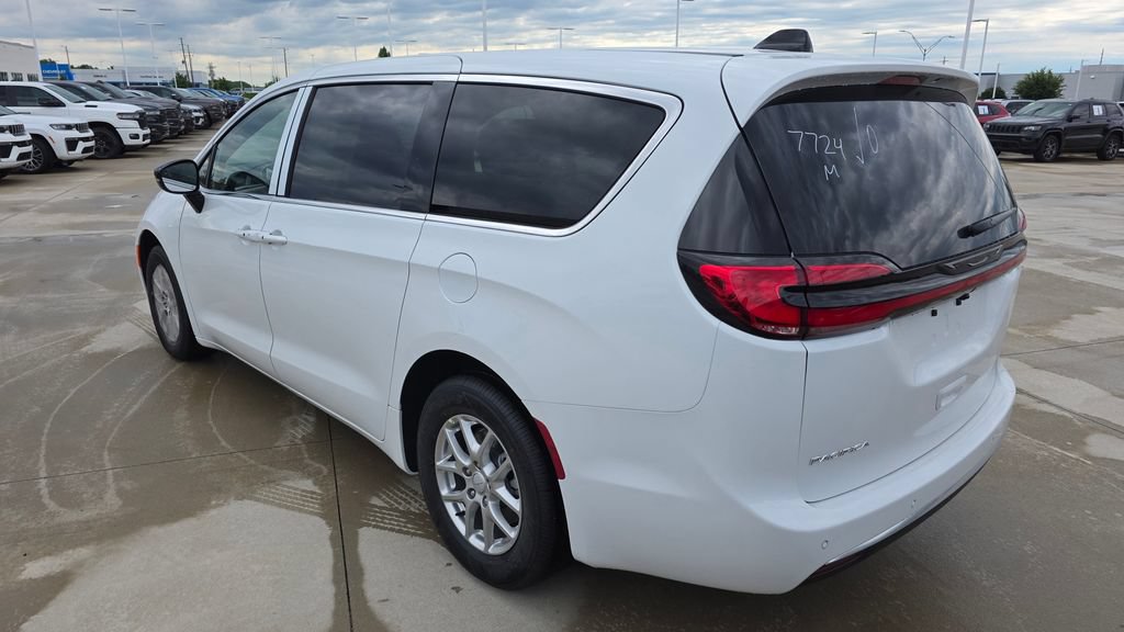 New 2027 Chrysler Pacifica Select FWD image 3