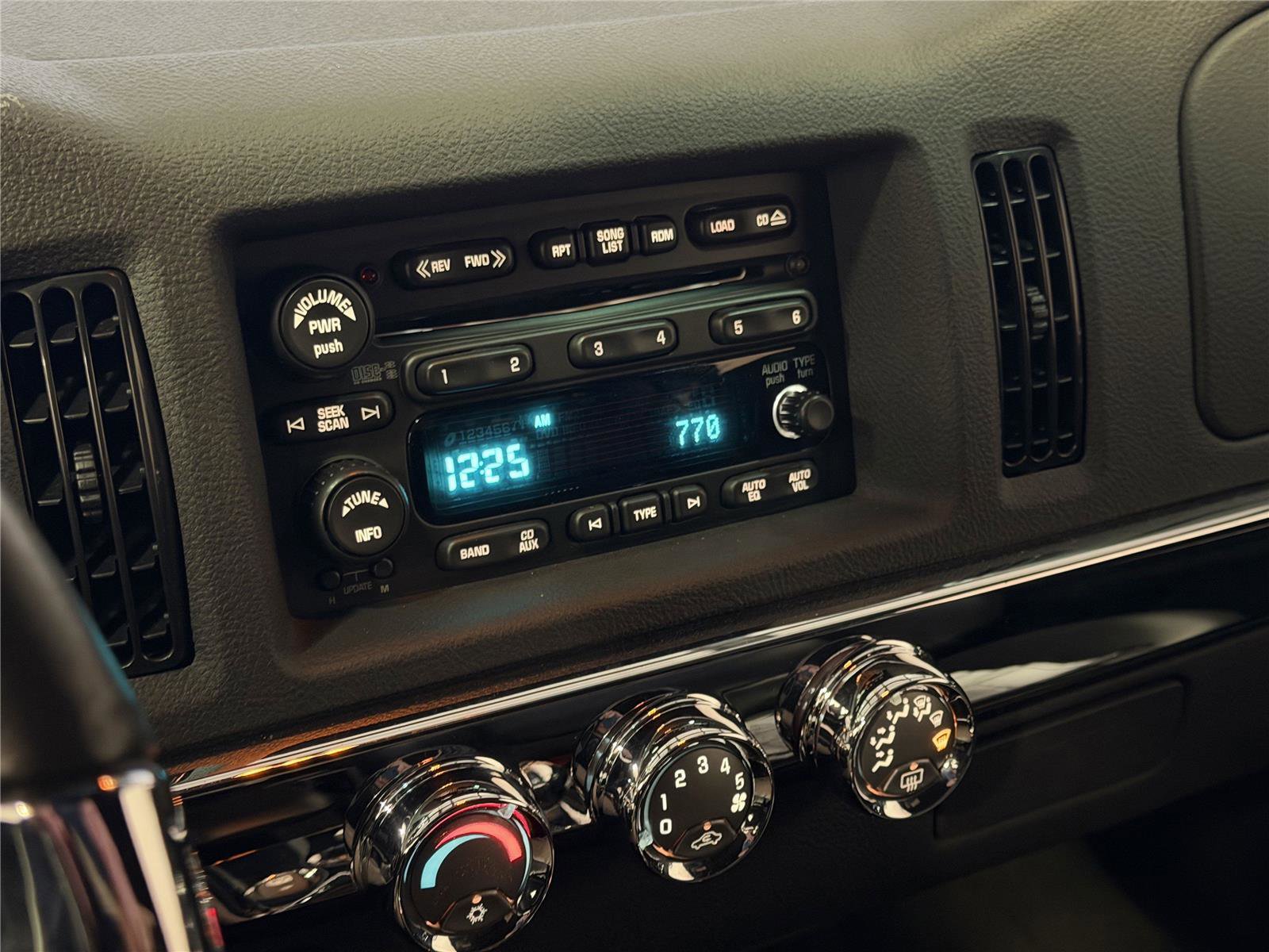 Used 2006 Chevrolet SSR w/ Preferred Equipment Group image 21