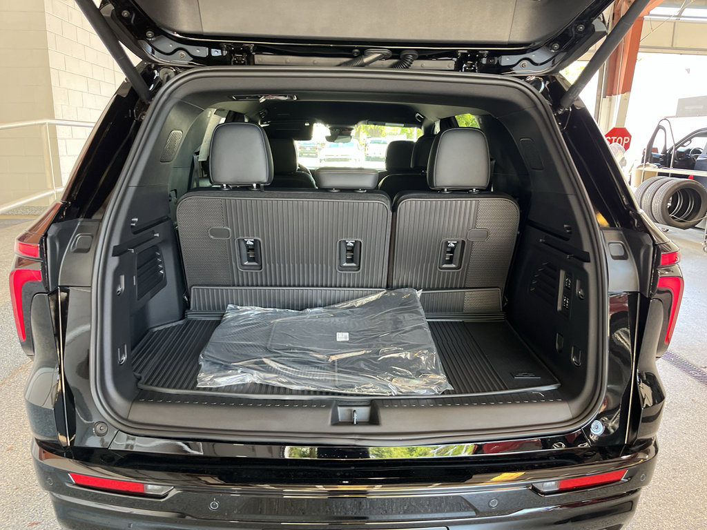 New 2026 Chevrolet Traverse High Country w/ LPO, Floor Liner Package FWD image 8
