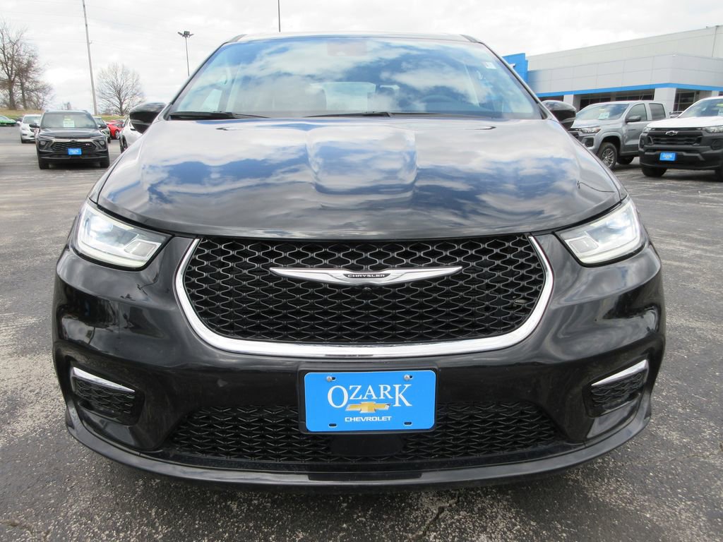 Used 2023 Chrysler Pacifica Touring-L image 8