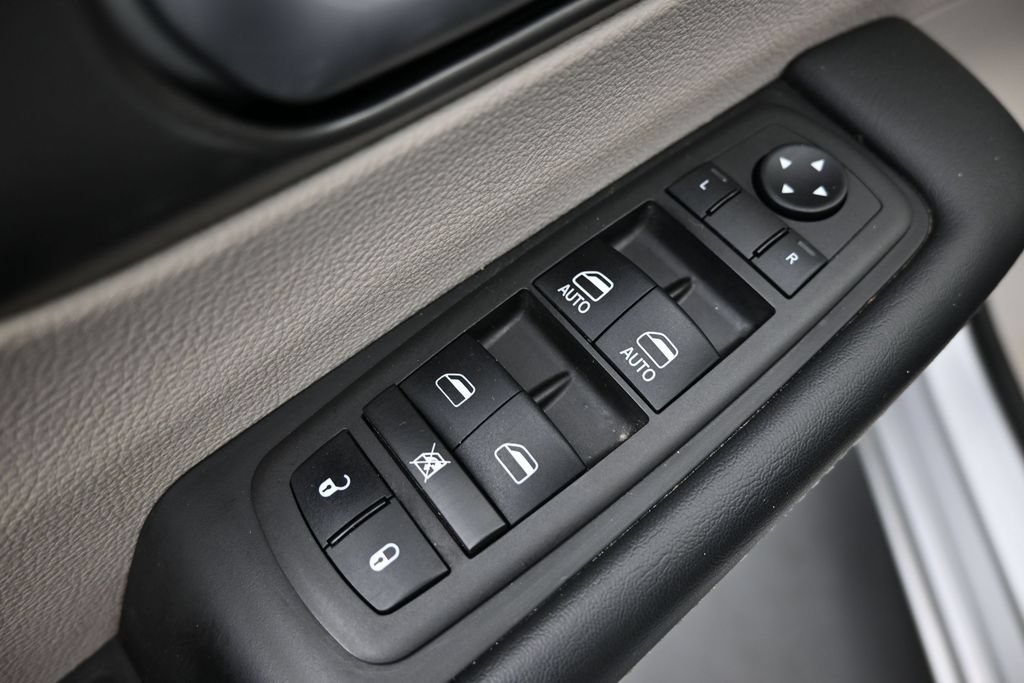 Used 2024 Chrysler Pacifica Touring-L FWD image 12