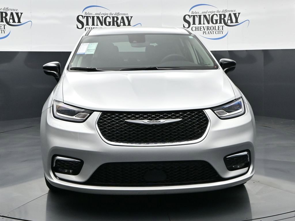 Used 2024 Chrysler Pacifica Touring-L image 2