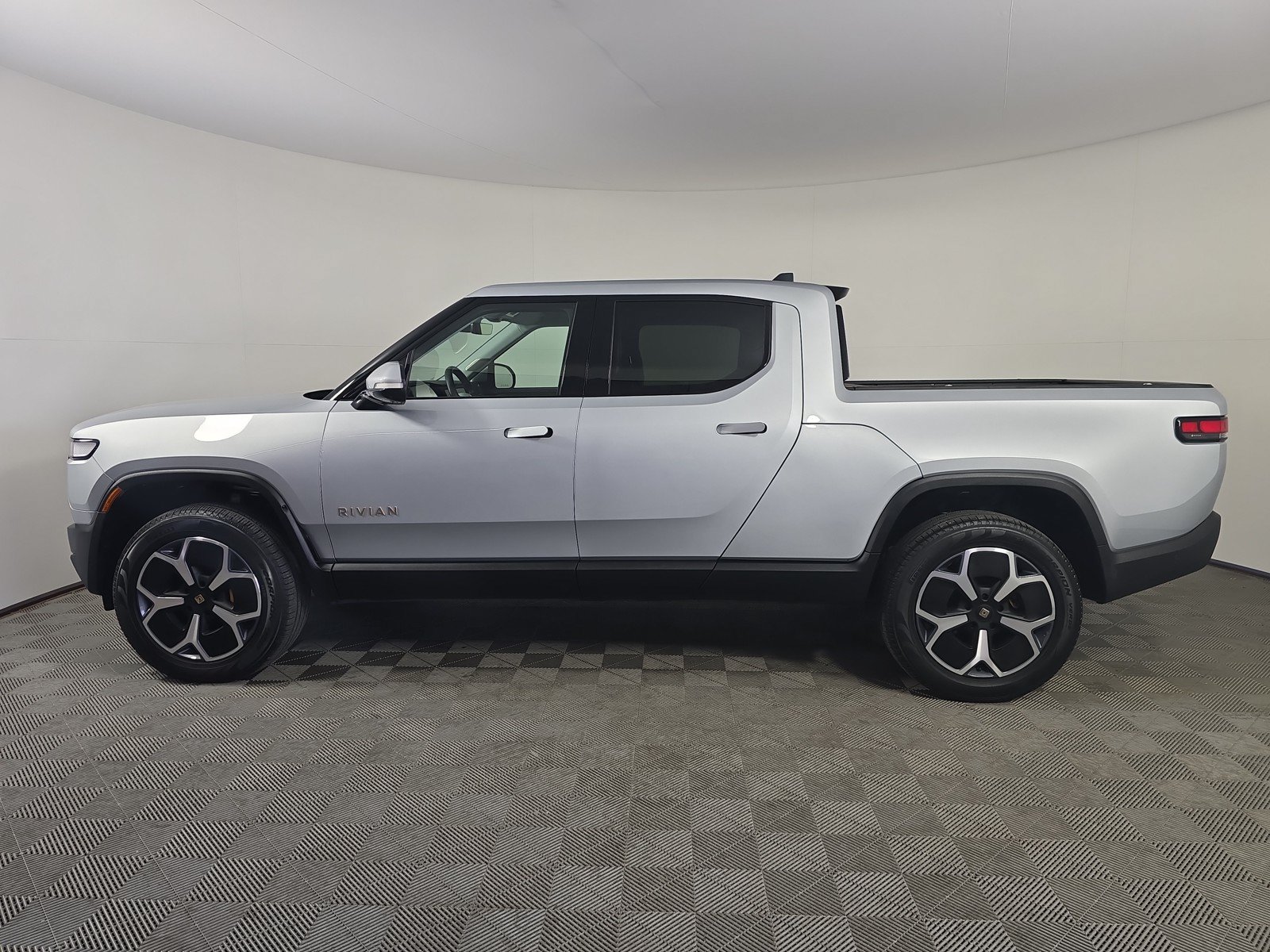 Used 2023 Rivian R1T Adventure AWD/4WD image 2