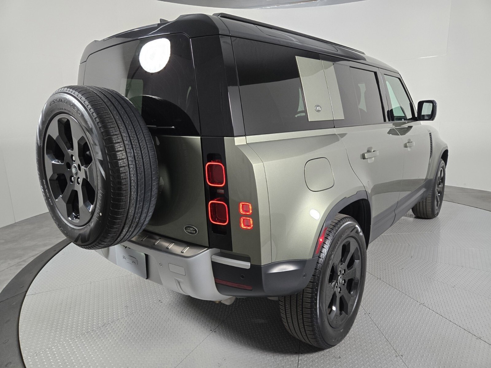 Used 2023 Land Rover Defender 110 SE video 2