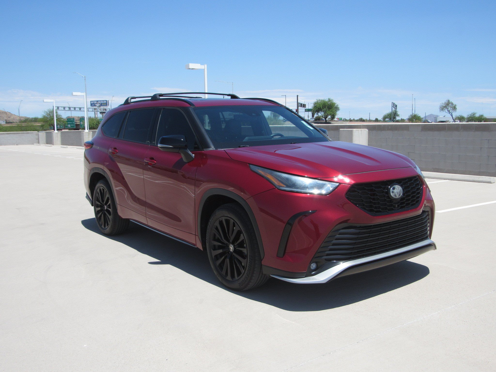 Used 2023 Toyota Highlander XSE FWD image 2